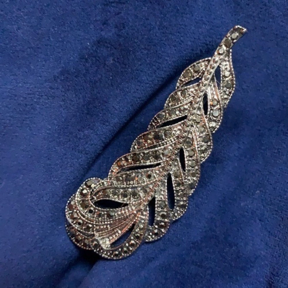 VINTAGE MARCASITE LEAF BROOCH